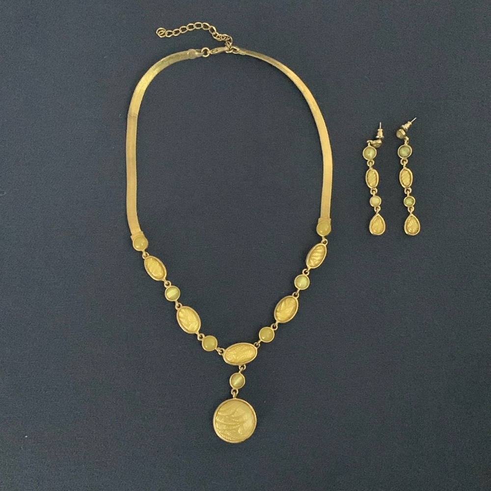Lovely necklace with matching earrings